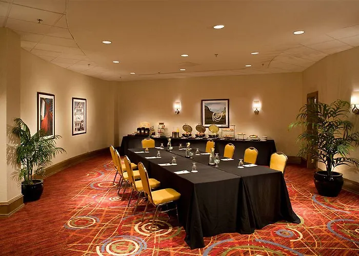 Hotel Courtyard By Marriott At Medical District-uic 3*