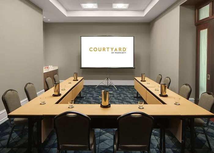 Courtyard By Marriott At Medical District-uic Hotel 3*
